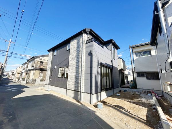 松戸市西馬橋3丁目 新築戸建 2号棟 前面道路含む外観 松戸市西馬橋3丁目 新築戸建 2号棟 前面道路含む外観