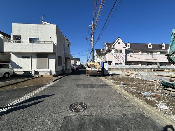 三郷市早稲田7丁目 新築戸建 1号棟 前面道路含む外観 三郷市早稲田7丁目 新築戸建 1号棟 前面道路含む外観