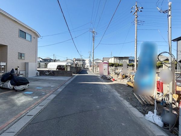 三郷市番匠免1丁目 新築戸建 1号棟 前面道路含む外観 三郷市番匠免1丁目 新築戸建 1号棟 前面道路含む外観