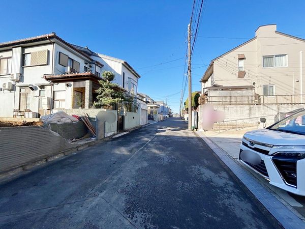 松戸市八ケ崎5丁目 新築戸建 2号棟 前面道路含む外観 松戸市八ケ崎5丁目 新築戸建 2号棟 前面道路含む外観
