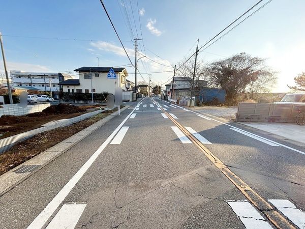 流山市加5丁目 新築戸建 1号棟 前面道路含む外観 流山市加5丁目 新築戸建 1号棟 前面道路含む外観