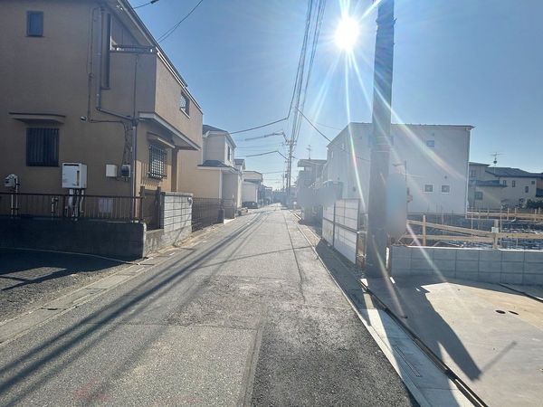 三郷市彦成1丁目 新築戸建 2号棟 前面道路含む外観 三郷市彦成1丁目 新築戸建 2号棟 前面道路含む外観