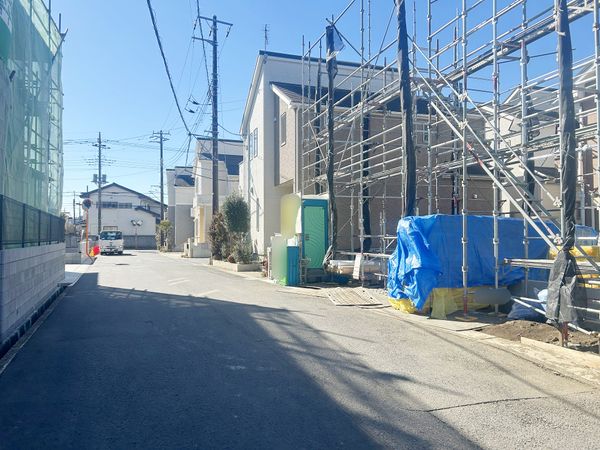 松戸市横須賀1丁目 新築戸建 1号棟 前面道路含む外観 松戸市横須賀1丁目 新築戸建 1号棟 前面道路含む外観