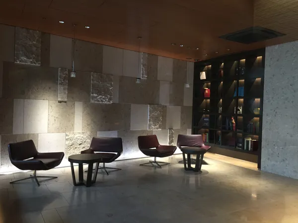 【エントランス】イスとテーブルが置いてあり、待ち合わせなどに便利なエントランス。おしゃれな空間です。