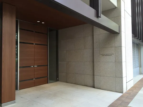 【エントランス】マンションのエントランス部分です。共用部は綺麗に保たれています。ペット飼育可能なマンションです(細則有)。