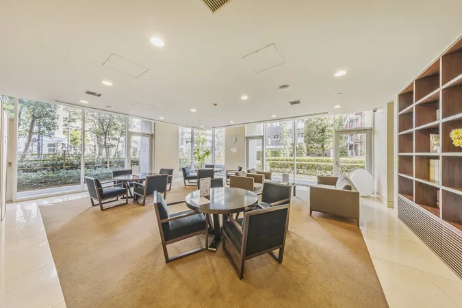 お子様のお勉強やご来客対応なども可能なラウンジ