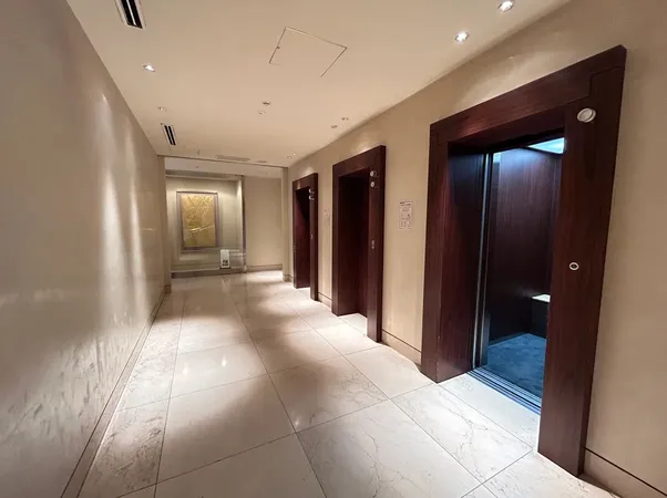 アートが飾られた落ち着いた空間