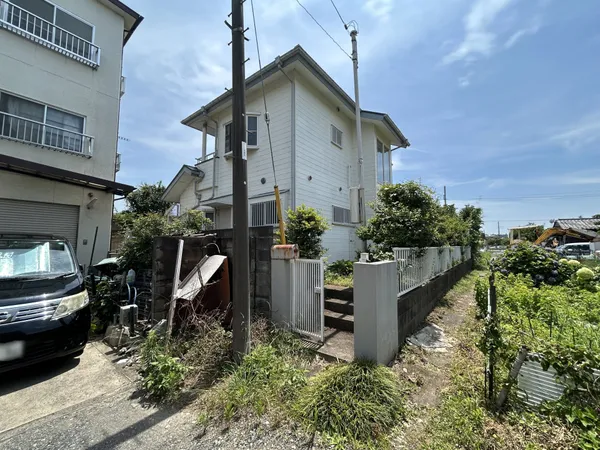 北東側通路より撮影（古屋あり）