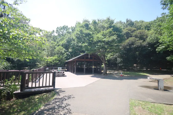 徳生公園：公園内には屋根付きの休憩所もございます