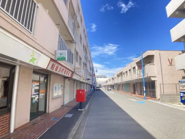 飲食店・郵便局等がございます。