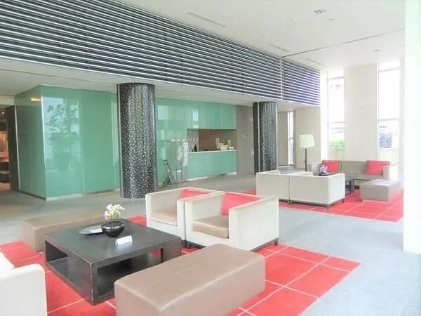 コンシェルジュデスクやカフェテリアなどもございます。