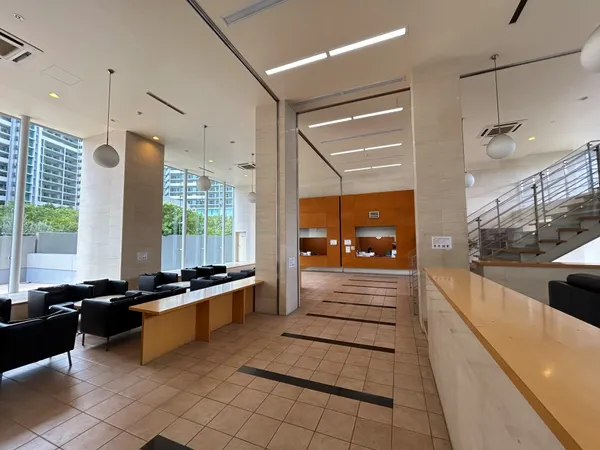 マンションフロント。コンシェルジュサービスがございます。