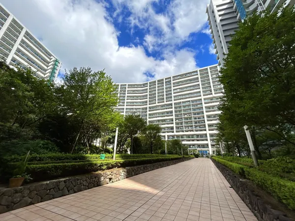 約８，０００平米におよぶ緑溢れる空中庭園もございます。