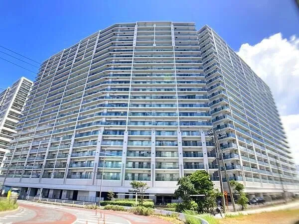全６８４世帯の大規模マンション／免震工法（国土交通大臣認定）／２４時間有人管理＋機械警備によるセキュリティ体制など特徴のあるマンションです。