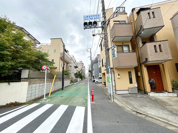 前面道路含む外観