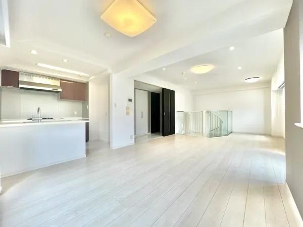 約19.3帖とゆとりのあるリビングダイニングでございます。開口部も多く、明るく過ごしやすいお部屋です。