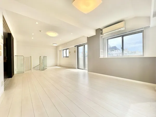 約19.3帖のリビングダイニングには床暖房もついております。