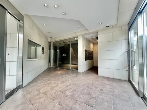 防犯面で安心なオートロック式のエントランスでございます。