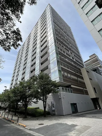 本物件エア棟（南棟）の東側を見ます：原宿警察署横の道路にて撮影