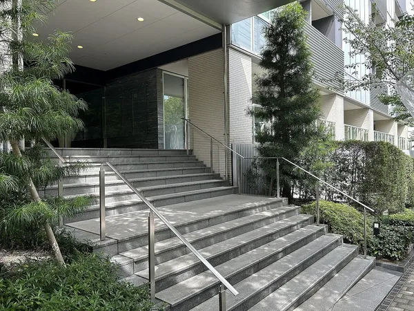 本物件南棟（エア棟）側のメインエントランス