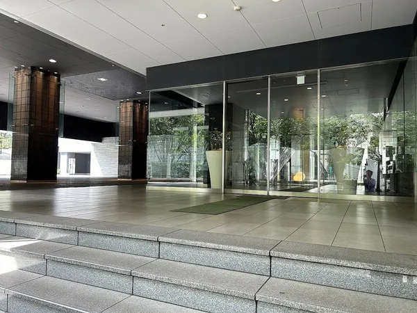 本物件南棟（エア棟）側のメインエントランス