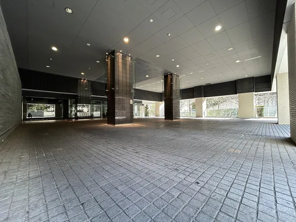 車寄：（画像左奥）本物件エア棟側のエントランス