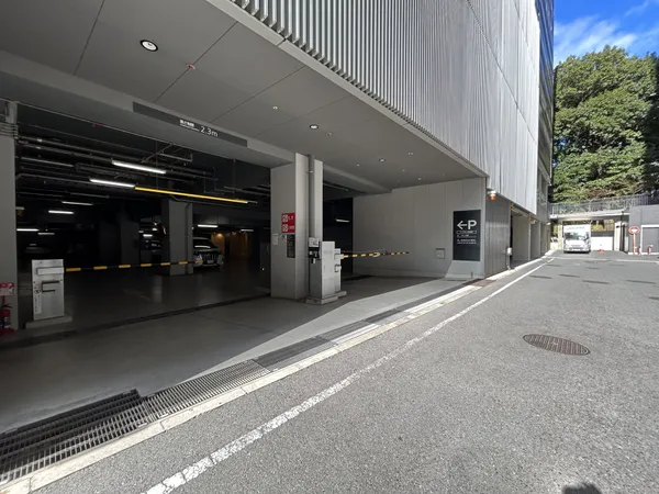 建物内の東側には時間貸し駐車場、こちらからフォレスト棟に建物内で続いてます：原宿警察裏手にて撮影※この時間貸し駐車場は、出庫・入庫に時間帯制限があります