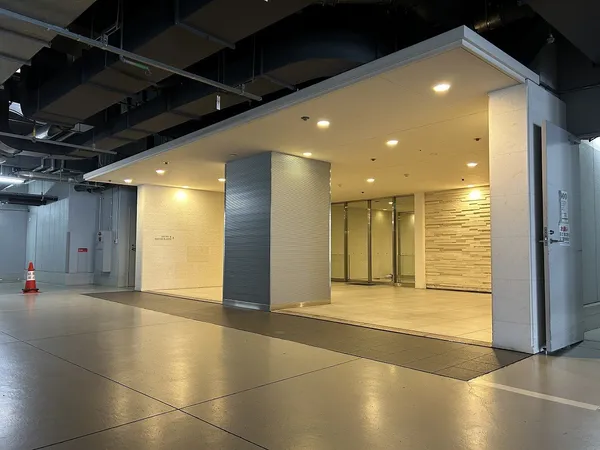 建物内の地下１階東側時間貸し駐車場からマンション建物内へのエントランス