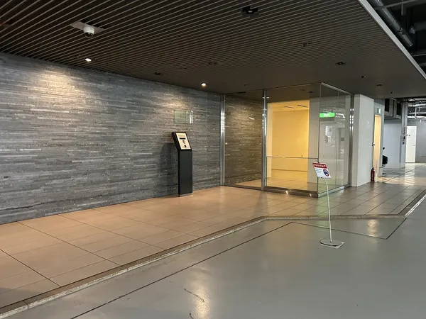 エントランス＼地下１階の居住者専用駐車場＼（画像奥）エア棟に入るオートロックエントランス