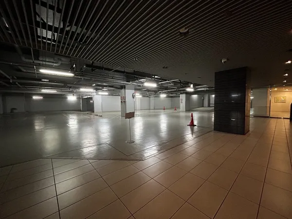 地下１階の居住者専用駐車場＼エントランス