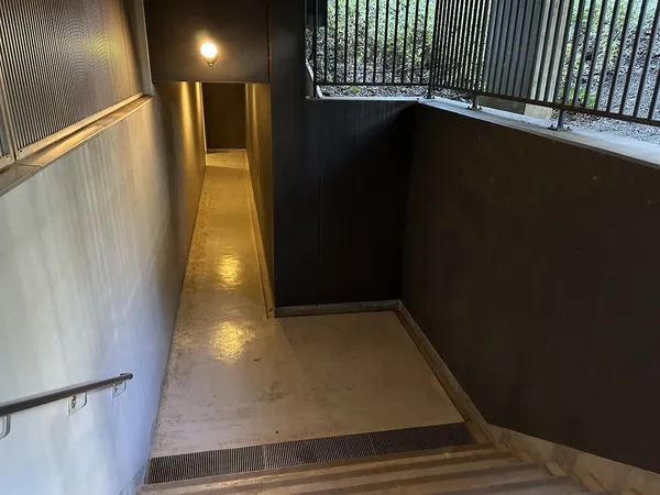 地下１階のペット足洗い場へ通じる廊下