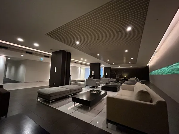 ロビーラウンジ＼（画像左側）本物件エア棟の２次オートロック