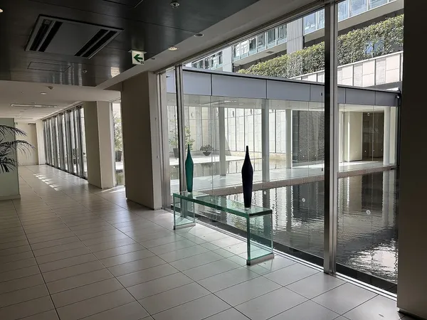 アクアガーデン：本物件エア棟（南棟）とフォレスト棟（北棟）を１階で結びます