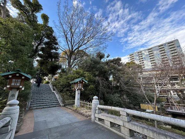 東郷神社から本物件エア棟を見ます