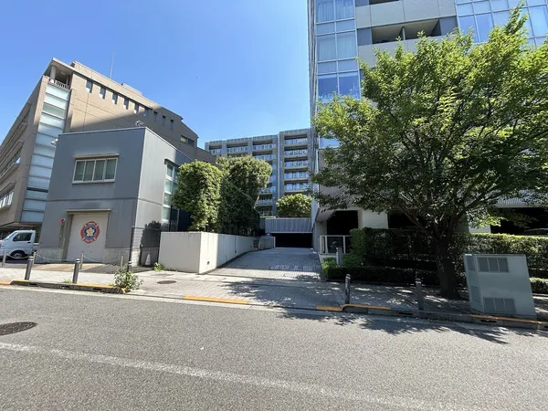 駐車場出入口にて＼（画像左端）渋谷区立中央図書館＼（画像中央）敷地北側に位置する９階建のフォレスト棟＼（画像右側）本物件エア棟