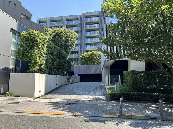 敷地南側の１階駐車場出入口にて＼（画像左端）渋谷区立中央図書館＼（画像中央）敷地北側に位置する９階建のフォレスト棟＼（画像右側）本物件エア棟、車寄