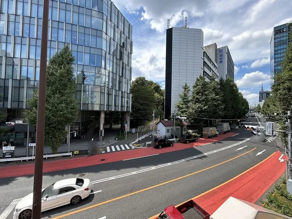 明治通り「神宮前一丁目」歩道橋にて新宿方を見て撮影＼（画像中央から右へ）神宮前M－SQUARE／ジブラルタル生命原宿ビル／住友不動産原宿ビル