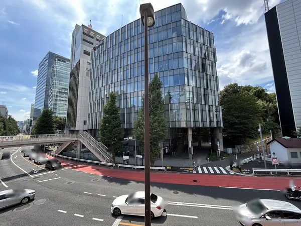 明治通り「神宮前一丁目」歩道橋にて渋谷方を見て撮影＼（画像中央から左へ）神宮前M－SQUARE／原宿警察署／ＳＥＣＯＭ本社／神宮前タワービルディング