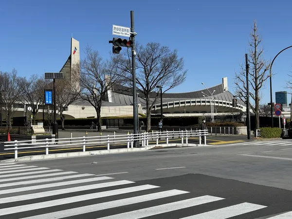 国立代々木競技場体育館＼公園通りの頂上「渋谷区役所前」交差点にて北方向を見て撮影