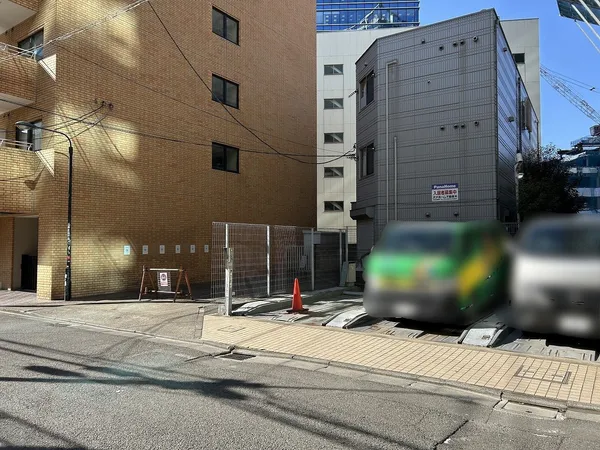 東側接面道路にて撮影＼画像右側の駐車車両は隣接地です＼画像左側の茶色のマンションは「パラシオン渋谷」