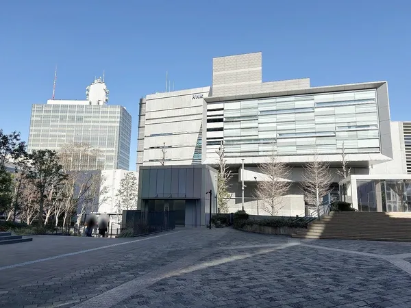 ＮＨＫ（南側外観：）渋谷公会堂（ＬＩＮＥ　ＣＵＢＥ　ＳＨＩＢＵＹＡ）の北側にて南方向を見て撮影