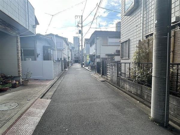 小杉一丁目古家付き土地 前面道路含む外観 小杉一丁目古家付き土地 前面道路含む外観