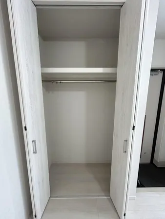 【1階収納】掃除道具入れなど、用途に合わせてご利用いただけます。荷物をまとめて収納していただけますので、居住スペースをすっきり広々と活用可能です。