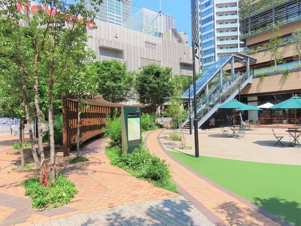 【サウスパーク】マンション共用部の中庭には、ベンチが設けられています。住民の憩いの場やコミュニケーションの場として活用できます。