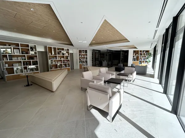 【4階コミュニティラウンジ「＆スマイル」】ゆったり座れるソファーとテーブルが設置されています。待ち合わせやちょっとした打ち合わせなどに利用可能です。