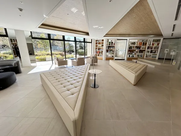 【4階コミュニティラウンジ「＆スマイル」】大きな窓が設けられており、開放感があります。溢れる陽光と心地よさを、ぜひ現地でご体感ください。