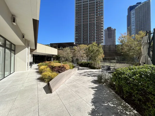 【4階ガーデン】ベンチが設置されており、季節の樹木を楽しみながらゆったりとした時間を過ごすことができます。