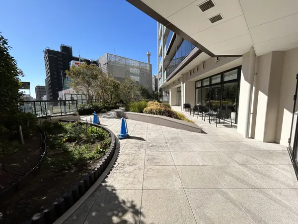 【4階ガーデン】普段のお散歩やリモートワーク中の息抜きにもおすすめの庭園。四季を通して、季節の移ろいを感じていただけます。