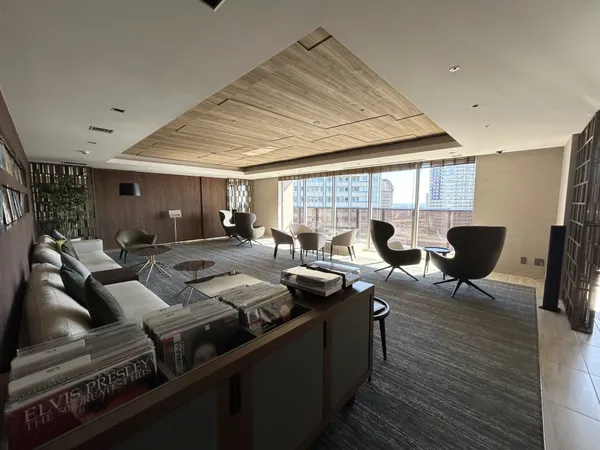 【37階ビューラウンジ(トップオブアベニュー)】ソファとテーブルが設置されており、居住者が自由に寛げるプライベートラウンジです。