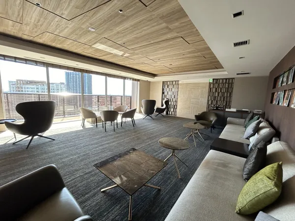 【37階ビューラウンジ(トップオブアベニュー)】開放的で広々としたプライベートラウンジ。窓からの採光も確保されているため、明るく過ごしやすい空間です。